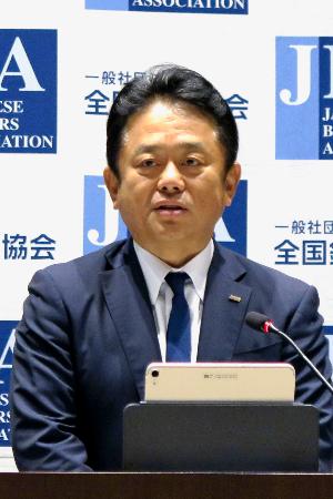 記者会見する全国銀行協会の加藤勝彦会長=18日午後、東京都千代田区