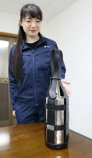 馬具メーカーとコラボしたボトルキーパー専用のレザーホルダーを紹介するSUSの渋木あき恵社長=燕市