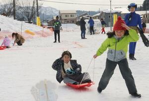 多くの家族連れでにぎわったとちお遊雪まつり=2月2日、長岡市栃尾宮沢