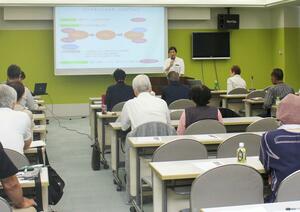 「長岡100歳大学大学院」の大学院生が発表した研究報告会=長岡市今朝白2
