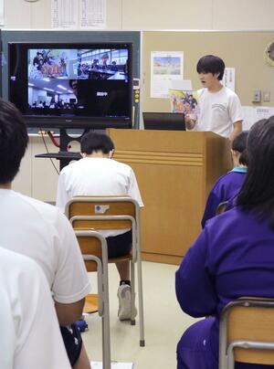 テ・カモ地区の中学生と画面越しに交流を深める須田中の生徒たち=加茂市後須田
