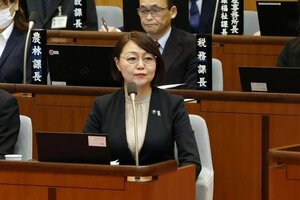 議会に臨む藤田明美・加茂市長＝３月、加茂市議会