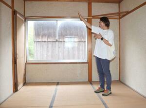 保護猫のシェルターに改装予定の中古物件で、思いを語るディアパウズの山本絵里子代表=佐渡市八幡
