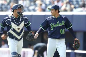 ヤクルト先発の下川隼佑(右)。3回、捕手の松本龍之介と言葉を交わす=エコスタ