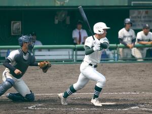 新発田農-長岡 8回1死満塁で新発田農の西井隆梧が逆転の2点適時打を放つ=長岡市悠久山(長岡支社・佐藤勝矢)
