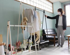 新ブランド「TETSUNAGI」のハンガーラックやフラワーベース=燕市小関
