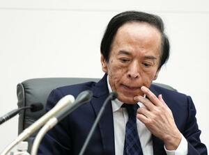 　金融政策決定会合後、記者会見する日銀の植田総裁＝１９日午後、日銀本店