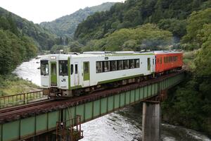 大白川駅を発車し、破間川を渡るＪＲ只見線の列車＝魚沼市