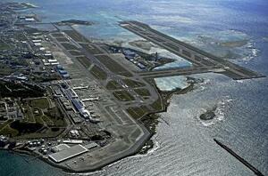 那覇空港。右端は第2滑走路=2022年