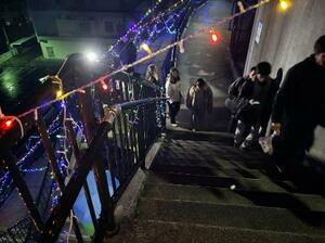 ライトアップされた高台で行われた避難訓練=13日夜、高知県須崎市