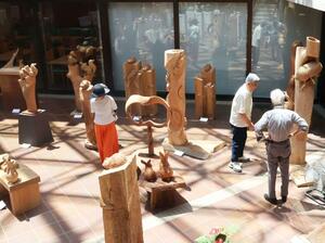 独創的な作品が並ぶ古川憲さんの彫刻展=18日、長岡市弓町1