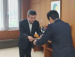 中川幹太・上越市長からDX推進官を委嘱された相馬昌士さん(左)=市役所