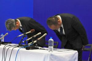 記者会見で謝罪するモンテディオ山形の相田健太郎社長(右)=21日午後、山形県天童市