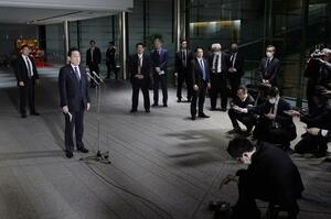 衆院政治倫理審査会の開催に向けた与野党協議が不調に終わり、取材に応じる岸田首相=2月27日、首相官邸