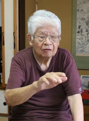「戦争のことを知らないから、今も繰り返してしまう」と語る長峰克英さん=新潟市北区松浜2の自宅