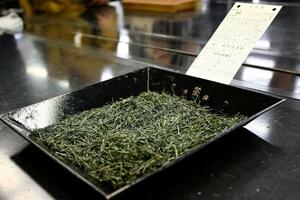 　静岡茶市場の「新茶初取引」で、１キロ１１８万円の最高値を付けた茶＝２０日午前、静岡市