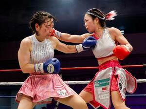 8回、鈴木なな子(左)を攻める黒木優子=後楽園ホール