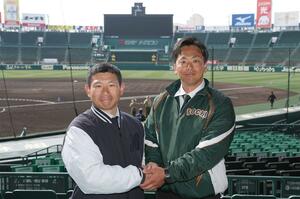 健闘を誓う日本文理の鈴木崇監督（左）と高知農の下坂充洋監督＝甲子園球場