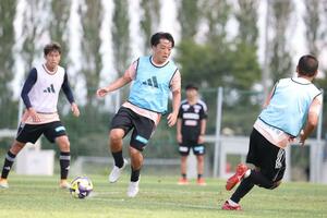 J1残留に向けて練習に熱が入るMF高木善朗(中央)=聖籠町
