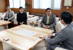 中川幹太市長に協会の活動などについて話す新潟フィリピン協会アロソ・スティーブンソン会長(右から2人目)=上越市役所