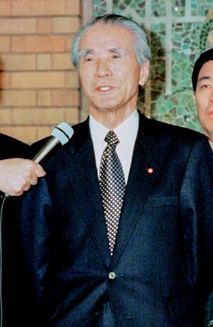 1995年12月、水俣病未認定患者救済の最終解決策決定について述べる村山富市首相=首相官邸