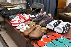知的財産権を侵害するとして税関で輸入を差し止められた模倣品=5日午後、財務省