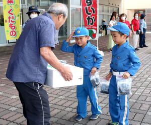 買い物客にナス漬けを配り、「事故なし」を呼びかける子どもたち=聖籠町蓮野