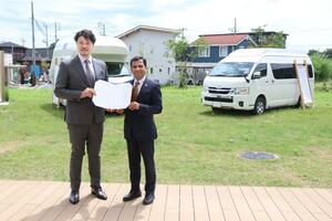 連携協定を締結した三条市立大学と加藤モーターの関係者＝三条市上須頃