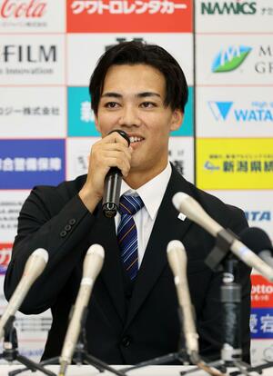 NPBドラフトでヤクルトから5位指名を受け、会見する新潟アルビレックスBCの伊藤琉偉内野手=10月26日、新潟市中央区