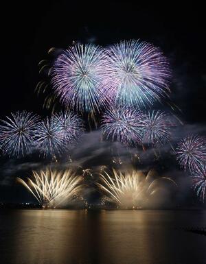 昨年の「阿賀野川ござれや花火」。台船4隻から花火が打ち上げられた=2024年8月、新潟市北区