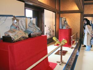 蔵春閣で公開されている江戸時代のひな人形を鑑賞する来場者=2月25日、新発田市諏訪町1