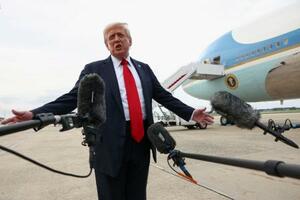 13日、ワシントン郊外のアンドルーズ空軍基地で、記者団の取材に応じるトランプ米大統領(ロイター=共同)