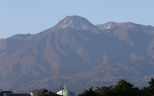 雪がうっすら見える妙高山＝３０日、妙高市