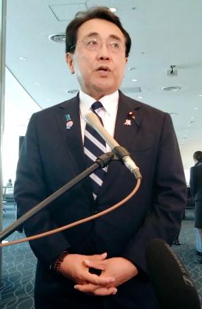 羽田空港で記者団の取材に応じる赤沢経済再生相=4日午前