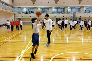 富樫英樹総監督らの実技指導に取り組む参加者＝村上市の神林総合体育館