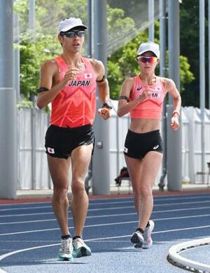 練習を公開した競歩日本代表の山西利和(左)と岡田久美子=味の素ナショナルトレーニングセンター