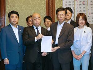 水俣病救済法案を衆院事務総長に提出する立憲民主党の篠原孝衆院議員ら(中央右)=19日、国会