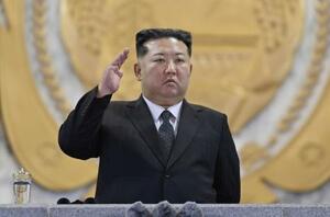 　軍事パレードに臨む北朝鮮の金正恩朝鮮労働党総書記＝２０２５年１０月、平壌の金日成広場（朝鮮中央通信＝共同）