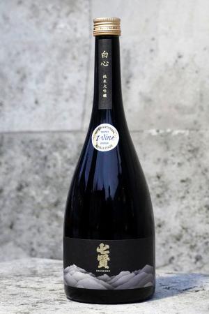 IWCの日本酒部門の最優秀賞「チャンピオン・サケ」に選ばれた山梨銘醸の純米大吟醸「七賢 白心」=9日、ロンドン(共同)