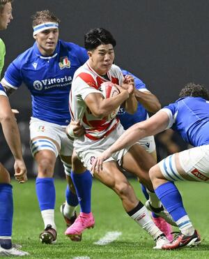 日本-イタリア 前半、攻め上がる矢崎由高=札幌ドーム