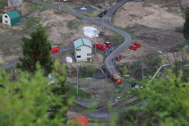 山の麓に駐車する消防車＝２６日、長岡市山古志南平