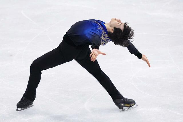 男子フリー　演技する鍵山優真＝ミラノ（共同）