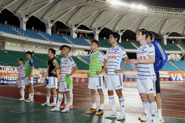 新潟ー長崎　試合後、サポーターから厳しい声を受ける選手たち＝トラスタ