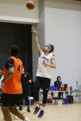 練習でシュートを打つ長谷川智伸。前節２戦目は最終クオーターで試合を引き締めた＝アオーレ長岡