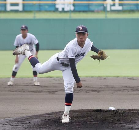 高田北城－柏崎工　７回を零封した高田北城の先発、上野恭四郎＝柏崎市佐藤池