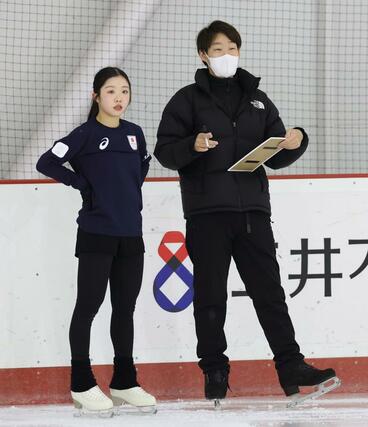 練習中にコーチと話し合う中井亜美（左）＝千葉県船橋市