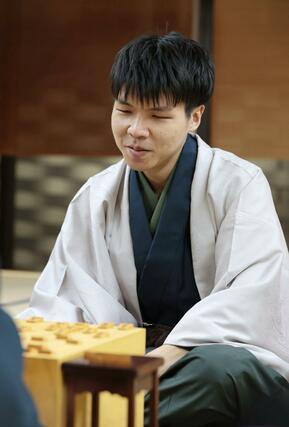 初タイトルに王手をかけ、感想戦で対局を振り返る増田康宏八段＝１日、新潟市中央区