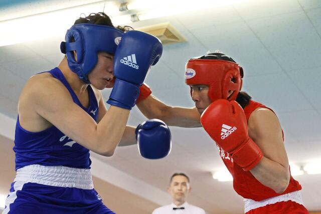 男子ミドル級決勝　攻める新潟工の西澤眞（右）＝新潟南高（写真映像部・大橋奎介）