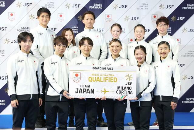 フィギュアスケート　全日本選手権　ミラノ五輪代表に決まった選手たち。前列右から２人目が中井亜美＝２０２５年１２月２１日、国立代々木競技場