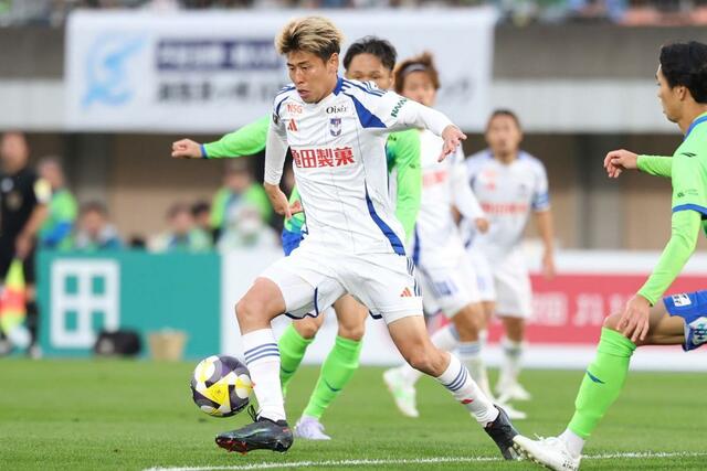 湘南-新潟 後半、前線でボールを持つFW谷口海斗=レモンガススタジアム平塚